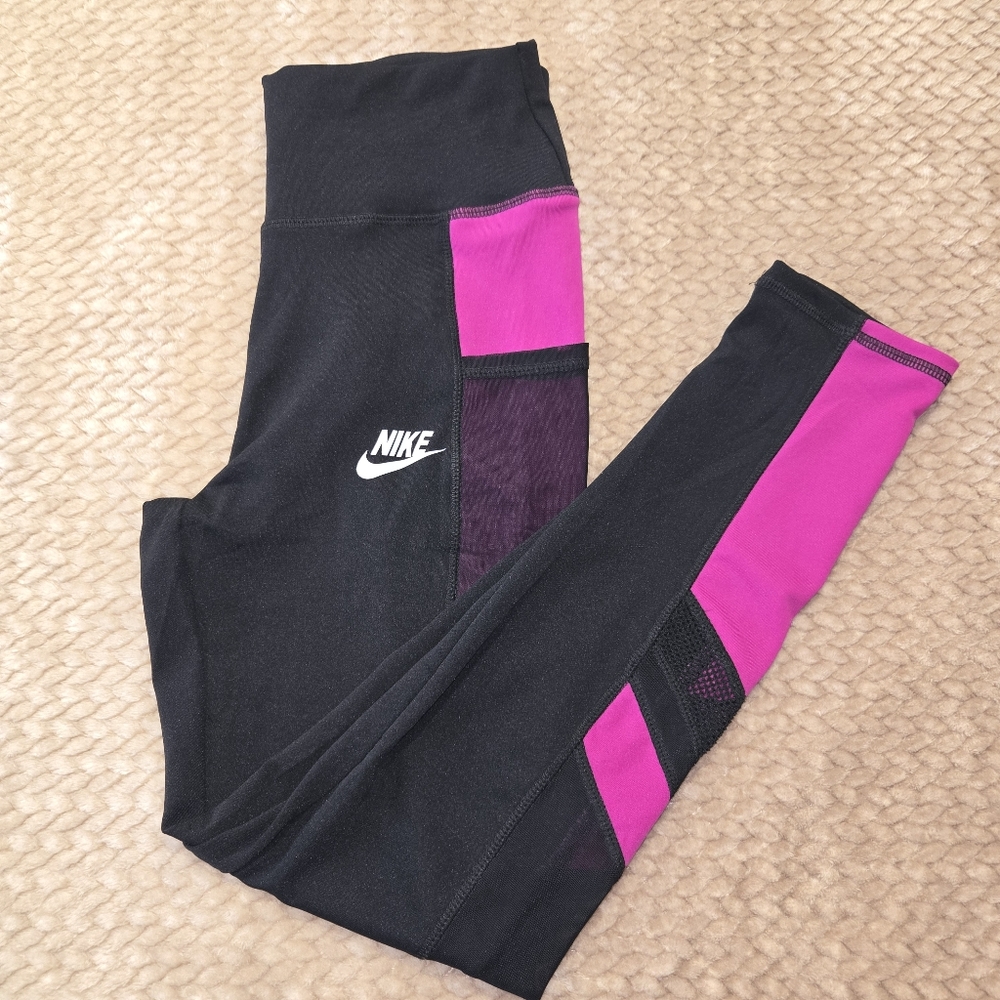 Nike Ladies Black and Fushia Leggings. With Mesh Sides And Pockets